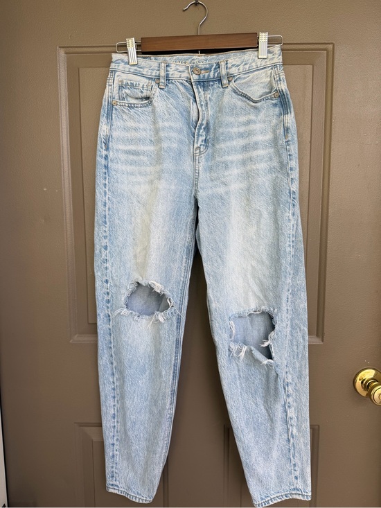 American Eagle Outfitters Denim - American Eagle Relaxed Mom Jeans Women's Size 2
Light Wash Distressed